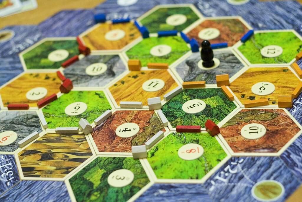 Colonist inspira-se no jogo de tabuleiro Settlers of Catan e pode